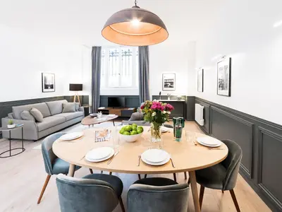 Coin salon dans l'établissement LivinParis - Luxury AC 3 Bedrooms République I