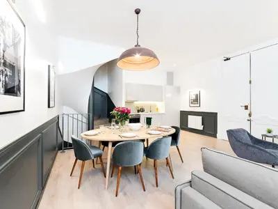 Coin salon dans l'établissement LivinParis - Luxury AC 3 Bedrooms République I