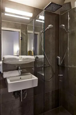 Salle de bains dans l'établissement Hôtel de Roubaix