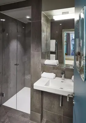 Salle de bains dans l'établissement Hôtel de Roubaix