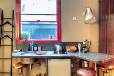 Cuisine ou kitchenette dans l'établissement Appartement Place des Victoires
