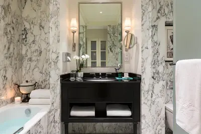 Salle de bains dans l'établissement Hôtel San Régis