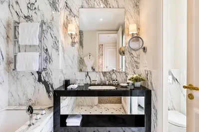 Salle de bains dans l'établissement Hôtel San Régis