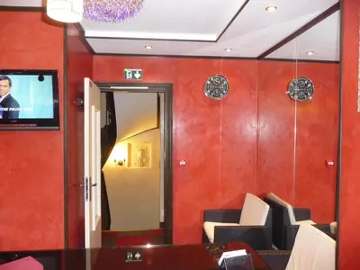 Télévision ou salle de divertissement dans l'établissement Hôtel des Buttes Chaumont