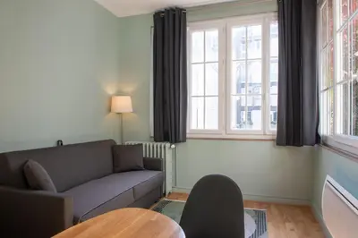 Coin salon dans l'établissement Hôtel Helzear Montparnasse by Esteem