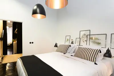 Un ou plusieurs lits dans un hébergement de l'établissement Habitat Parisien - 2BR-2BA - Aircon Loft Montorgueil