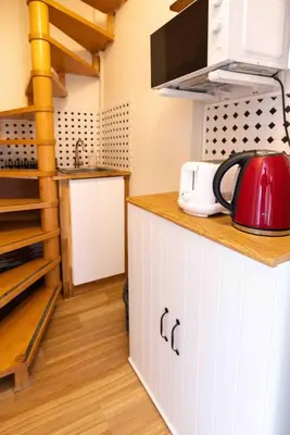 Cuisine ou kitchenette dans l'établissement Well located apartment in Paris