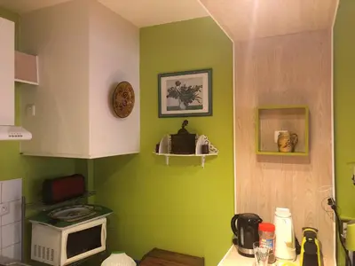 Cuisine ou kitchenette dans l'établissement Pigalle Montmartre - 2 minutes de la station Métro Pigalle - Studio de 25 m2 - 2 lits simples type gigogne pour 2 pers-Zone Très touristique - Cabaret Moulin Rouge à 200 m,Café Aux Noctambules,Cabaret chez Michou Restaurant Bouillon Pigalle,Théâtre de 10h