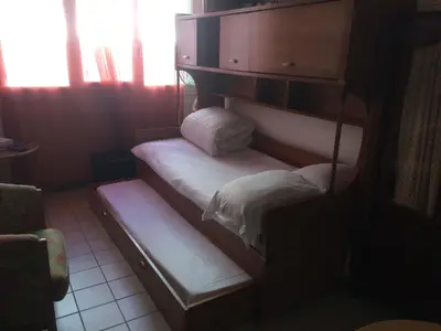 Un ou plusieurs lits dans un hébergement de l'établissement Pigalle Montmartre - 2 minutes de la station Métro Pigalle - Studio de 25 m2 - 2 lits simples type gigogne pour 2 pers-Zone Très touristique - Cabaret Moulin Rouge à 200 m,Café Aux Noctambules,Cabaret chez Michou Restaurant Bouillon Pigalle,Théâtre de 10h