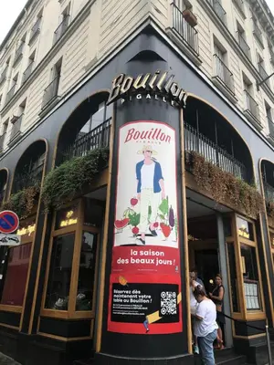 Certificat, récompense, panneau ou autre document affiché dans l'établissement Pigalle Montmartre - 2 minutes de la station Métro Pigalle - Studio de 25 m2 - 2 lits simples type gigogne pour 2 pers-Zone Très touristique - Cabaret Moulin Rouge à 200 m,Café Aux Noctambules,Cabaret chez Michou Restaurant Bouillon Pigalle,Théâtre de 10h
