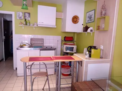 Cuisine ou kitchenette dans l'établissement Pigalle Montmartre - 2 minutes de la station Métro Pigalle - Studio de 25 m2 - 2 lits simples type gigogne pour 2 pers-Zone Très touristique - Cabaret Moulin Rouge à 200 m,Café Aux Noctambules,Cabaret chez Michou Restaurant Bouillon Pigalle,Théâtre de 10h
