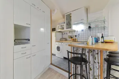 Cuisine ou kitchenette dans l'établissement Charming 2 Bedroom Apartment in the Heart of Paris