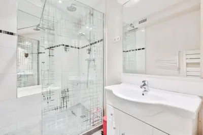 Salle de bains dans l'établissement Charming 2 Bedroom Apartment in the Heart of Paris