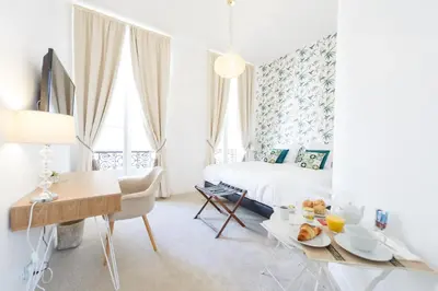 Télévision ou salle de divertissement dans l'établissement Maison de Lignières - Guest House - Paris quartier Champs-Elysées