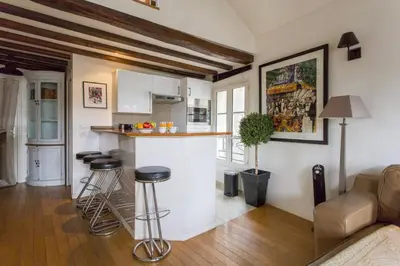 Cuisine ou kitchenette dans l'établissement Luxurious Duplex - Top of Montmartre