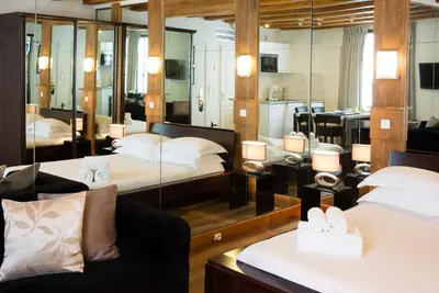 Un ou plusieurs lits dans un hébergement de l'établissement Lion d'Or Paris Suites