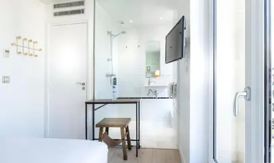 Télévision ou salle de divertissement dans l'établissement Hôtel Emile Le Marais