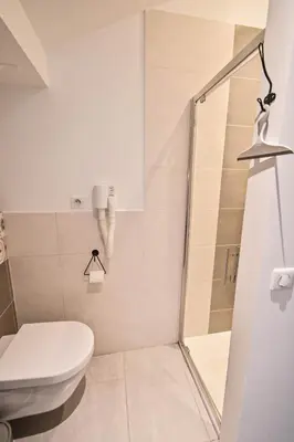 Salle de bains dans l'établissement Les cles du 27 Paris