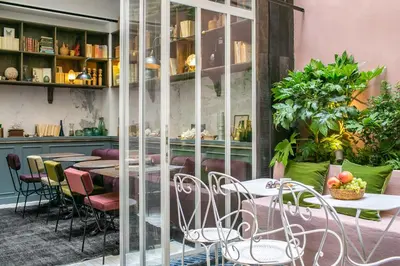 Coin salon dans l'établissement La Planque Hotel