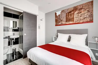 Un ou plusieurs lits dans un hébergement de l'établissement Paris Hotel