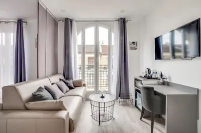 Télévision ou salle de divertissement dans l'établissement Paris Hotel