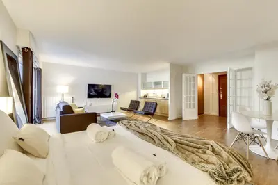 Un ou plusieurs lits dans un hébergement de l'établissement Stylish Loft in Saint-Germain Des Près