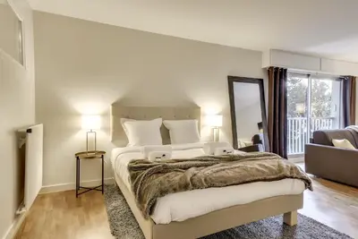 Un ou plusieurs lits dans un hébergement de l'établissement Stylish Loft in Saint-Germain Des Près