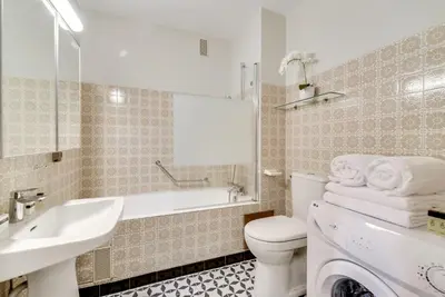 Salle de bains dans l'établissement Stylish Loft in Saint-Germain Des Près