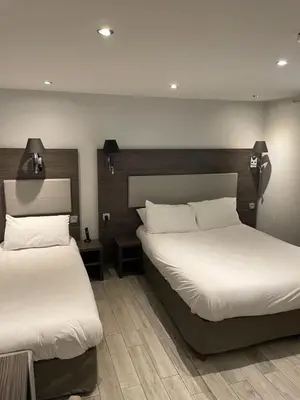 Un ou plusieurs lits dans un hébergement de l'établissement Mary's Hotel République