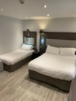 Un ou plusieurs lits dans un hébergement de l'établissement Mary's Hotel République