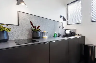 Cuisine ou kitchenette dans l'établissement Appt calme central avec balcon - Opéra - Haussmann