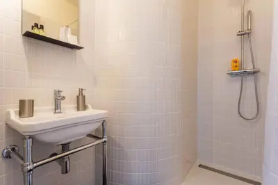 Salle de bains dans l'établissement Appt calme central avec balcon - Opéra - Haussmann