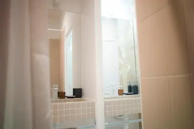 Salle de bains dans l'établissement Appt calme au cœur de Saint-Germain-des-Prés