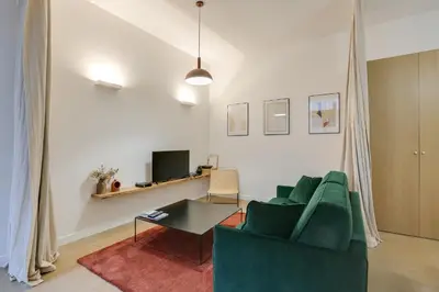 Télévision ou salle de divertissement dans l'établissement Appt calme au cœur de Saint-Germain-des-Prés