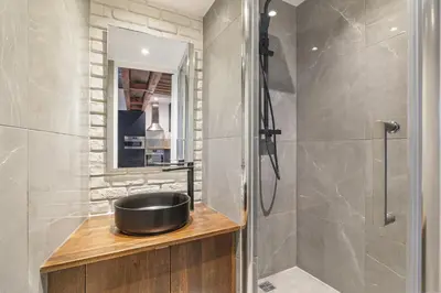 Salle de bains dans l'établissement Ghost