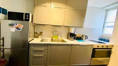 Cuisine ou kitchenette dans l'établissement Charming Apartment near The Eiffel Tower