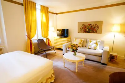 Télévision ou salle de divertissement dans l'établissement Villa Escudier Appart-hôtel