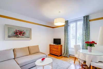 Télévision ou salle de divertissement dans l'établissement Villa Escudier Appart-hôtel