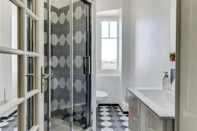 Salle de bains dans l'établissement Appartement moderne à Saint-Denis - 65 m² avec balcon