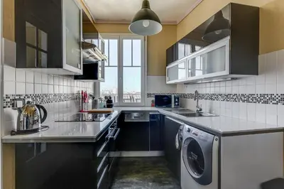 Cuisine ou kitchenette dans l'établissement Appartement moderne à Saint-Denis - 65 m² avec balcon