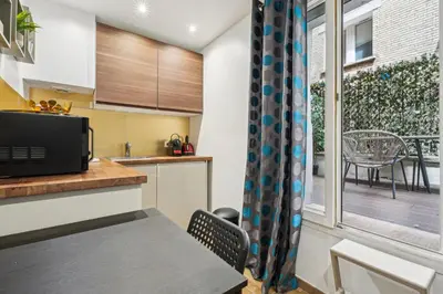 Cuisine ou kitchenette dans l'établissement Tour Eiffel Apartment