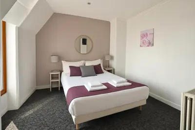 Un ou plusieurs lits dans un hébergement de l'établissement Hôtel du Parc Montsouris