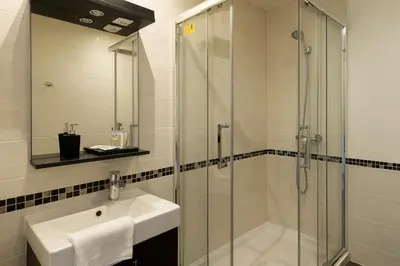 Salle de bains dans l'établissement Hôtel du Parc Montsouris