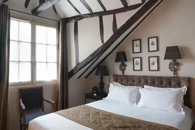 Un ou plusieurs lits dans un hébergement de l'établissement Hotel Saint-Louis Marais
