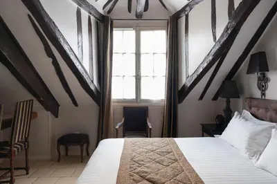 Un ou plusieurs lits dans un hébergement de l'établissement Hotel Saint-Louis Marais