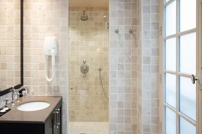 Salle de bains dans l'établissement Hotel Saint-Louis Marais