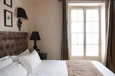 Un ou plusieurs lits dans un hébergement de l'établissement Hotel Saint-Louis Marais