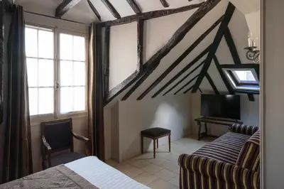 Un ou plusieurs lits dans un hébergement de l'établissement Hotel Saint-Louis Marais