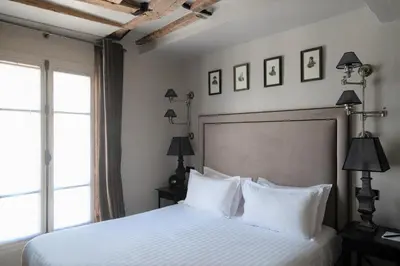 Un ou plusieurs lits dans un hébergement de l'établissement Hotel Saint-Louis en L'Isle - Notre-Dame