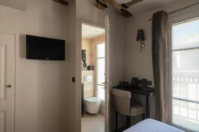 Télévision ou salle de divertissement dans l'établissement Hotel Saint-Louis en L'Isle - Notre-Dame